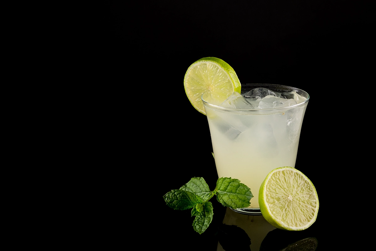a glass of ice and limes